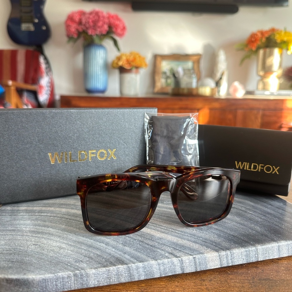RARE FLAWLESS NIB Wildfox GAUDY Tortoise Shell Sunglasses